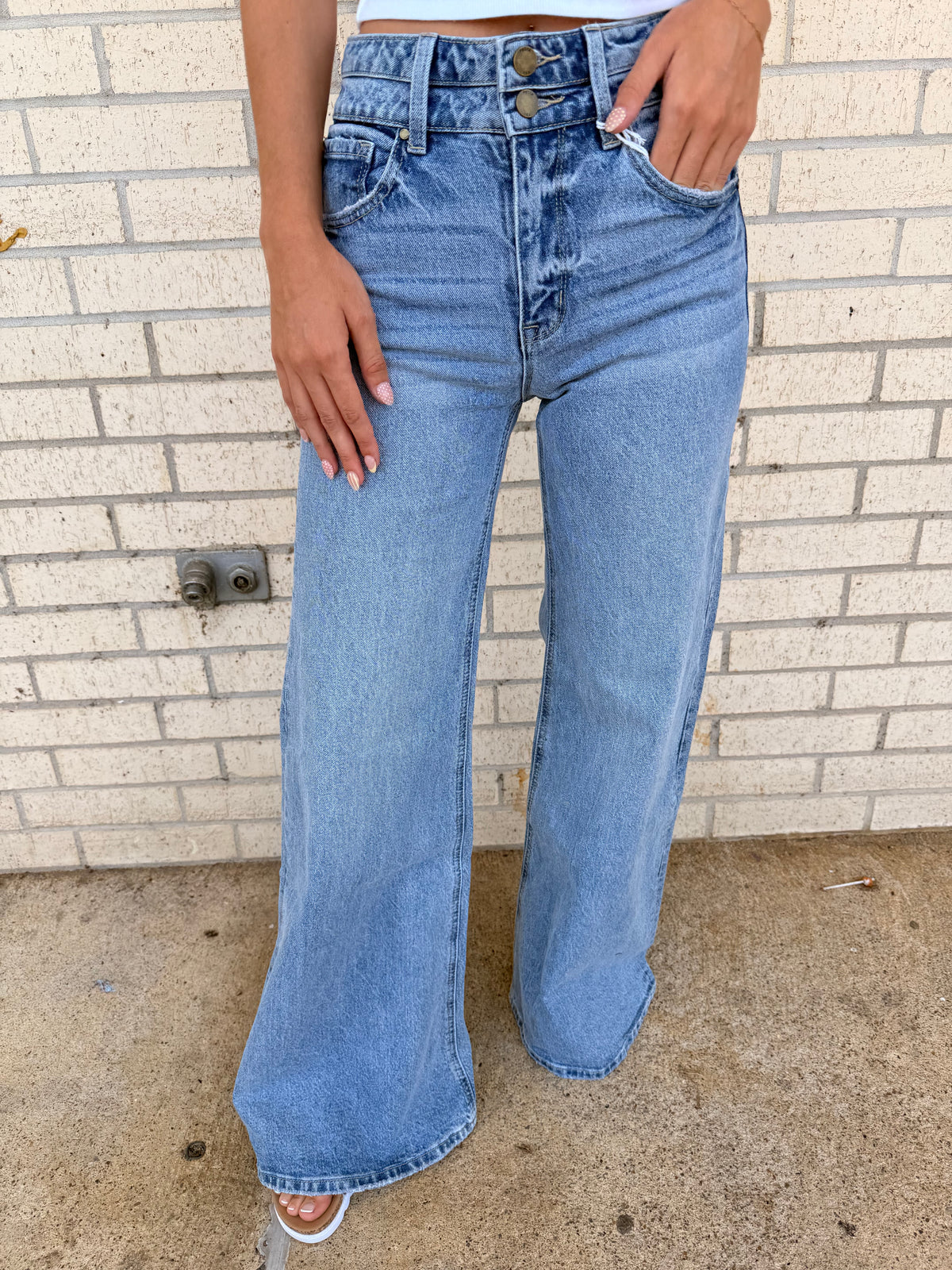 Lela Lightwash Double button flare jean