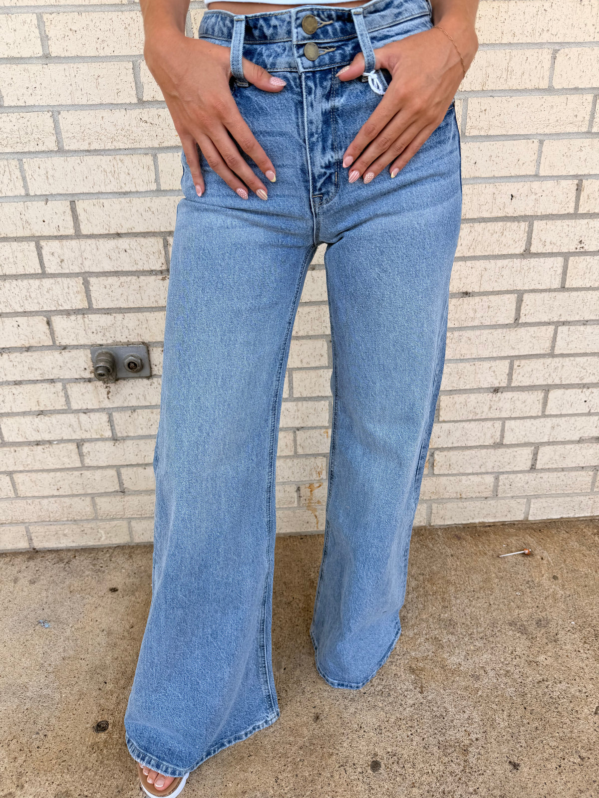 Lela Lightwash Double button flare jean
