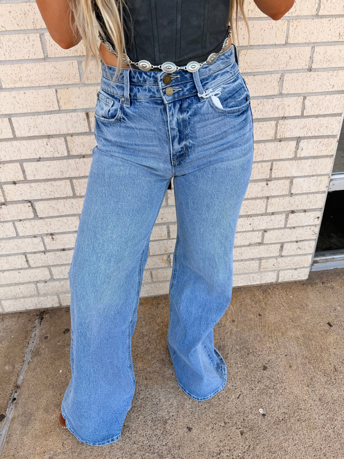 Lela Lightwash Double button flare jean